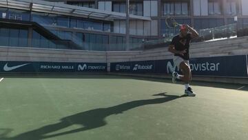 Rafa Nadal entrena sobre pista dura en la Rafa Nadal Academy de Manacor.