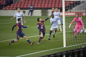 Jordi Alba cogió el rechace del penalti atajado por Jaume y asistió a Messi que remató a puerta vacía.