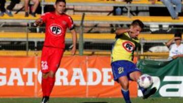 Orlando Guti&eacute;rrez y Fernando Manr&iacute;quez disputan la pelota. 