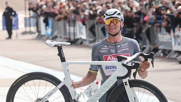 Van der Poel levanta su bici en el velódromo de Roubaix.