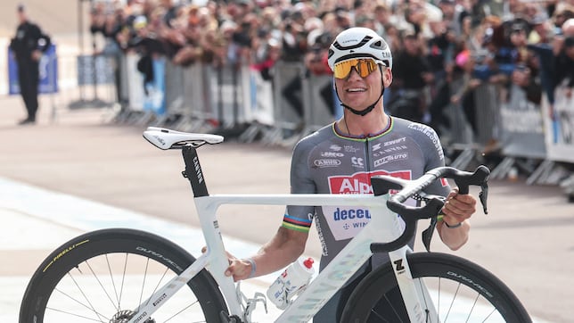 Van der Poel se corona por tercer año en París-Roubaix tras una caída de Pogacar