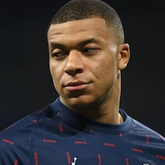 Real Madrid fans react to Kylian Mbappé at the Bernabéu