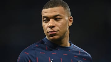 MADRID, SPAIN - MARCH 09: Kylian Mbappe of Paris Saint-Germain looks on during his warm up prior to the UEFA Champions League Round Of Sixteen Leg Two match between Real Madrid and Paris Saint-Germain at Estadio Santiago Bernabeu on March 09, 2022 in Madr