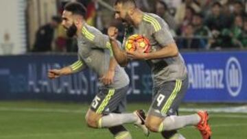 Benzema celebra el gol del empate ante el Betis