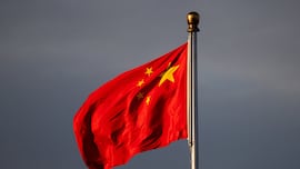 China aterriza con decenas de camiones en el país de América más amigo de Trump: será una inversión industrial millonaria