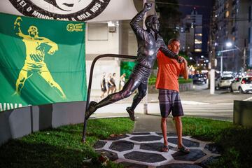 Homenaje a Pelé tras su muerte el día 29 de diciembre. Una pancarta tras su estatua en la ciudad que más disfrutó de su talento.