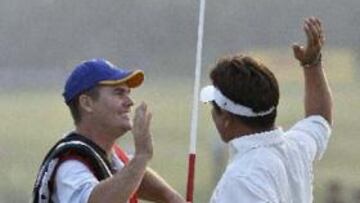 <B>PRIMERA VICTORIA IMPORTANTE</B>. El surcoreano Yong-Eun Yang celebra su victoria en Shangai con su caddy.
