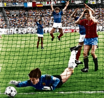 Cuando hablamos de Arconada lo hacemos de uno de los mejores porteros de la historia de España. Pero en la final de la Eurocopa de 1984 cometió un error que le costó a la Selección el título. La Roja jugaba la final contra Francia, la anfitriona, y Platini abrió el marcador con un disparo de falta que superó la barrera. Arconada tenía el balón aparentemente controlado, pero de manera incomprensible se le escapó por debajo del cuerpo y terminó entrando en la portería. Francia ganó el partido 2-0.