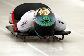 Uno de los deportes de invierno más emocionantes y arriesgados es el skeleton, ya que se alcanzan velocidades de vértigo sobre un pequeño trineo en una pista de hielo. En Sigulda (Letonia) se disputa durante estos días la Copa del Mundo femenina, donde pudo verse en acción a la puertorriqueña Kellie Rico con una original serigrafía en su casco.