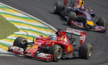 El piloto español Fernando Alonso de la escudería Ferrari compite en el Gran Premio de Brasil de Fórmula Uno, en el circuito José Carlos Pace de Interlagos, en Sao Paulo (Brasil). 