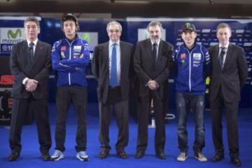 De izda. a dcha. El director técnico de Yamaha en MotoGP, Kouichi Tsuji, el piloto Valentino Rossi, el presidente de Telefónica, César Alierta, el presidente de la misma compañía en España, Luis Miguel Gilpérez, el piloto Jorge Lorenzo, y el responsable de Yamaha MotoGP, Lin Jarvis, durante la presentación del equipo Movistar Yamaha.