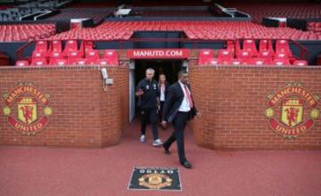 El técnico portugués posó en Old Trafford.