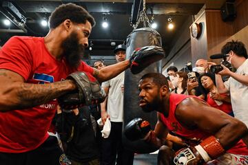 El boxeador estadounidense Floyd Mayweather rodeado de una gran expectación durante su entrenamiento en Tokyo, Japón, para preparar el combate de exhibición planeado contra el artista marcial mixto japonés Mikuru Asakura el próximo 25 de septiembre. 