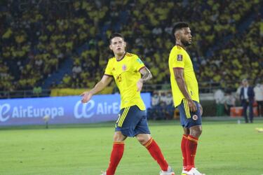En el encuentro ante Paraguay, James disputó su partido 17 por Eliminatorias en el Metropolitano de Barranquilla. El primer duelo fue el 11 de noviembre de 2011 ante Ecuador. El entrenador era Leonel Álvarez, quien apostó por el volante como titular y estuvo acompañado en ataque por Teófilo Gutiérrez, Jackson Martínez y Dorlan Pabón. El partido terminó 1-1, Guarín anotó al 11', mientras que Feltscher empató al 79'.