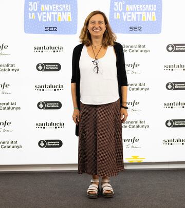 Anna Puigboltas Boix, guionista de la Cadena SER Catalunya, posa antes del inicio del programa. 