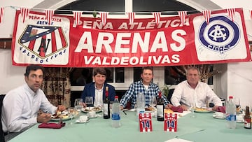 Francisco Tarancón, concejal de deportes del Ayuntamiento de Arenas de San Pedro; Juan Carlos Sánchez, alcalde; Pedro Delicado, presidente de la peña; y Marcelino, leyenda del Atlético en el VIII aniversario de la peña atlética Arenas Valdeolivas.