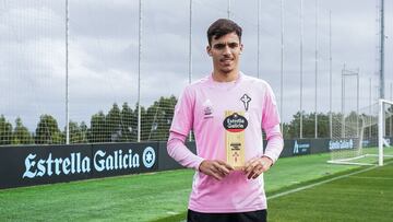 Gabri Veiga posa con el trofeo que le acredita como mejor jugador del Celta en el mes de octubre.