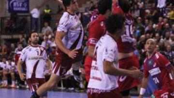 El lateral zurdo Luisfe lanza ante la defensa del Hamburg.