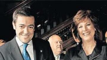 <b>TRASPASO DE PODERES. </b>Ana Urkijo posa junto a García Macua, su sucesor en la presidencia.