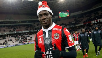 El delantero italiano del Niza, Mario Balotelli, con un gorro navide&ntilde;o.