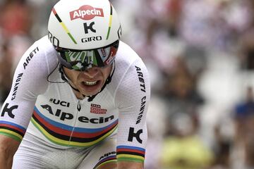 El ciclista alemán Tony Martin cruza la línea de meta del estadio Orange Vélodrome.