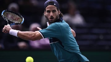 Spain's Feliciano Lopez returns the ball to win against France's Pierre-Hugues Herbert during their first round match at the ATP World Tour Masters 1000 Indoor tennis tournament on October 31, 2017 in Paris. / AFP PHOTO / CHRISTOPHE SIMON
