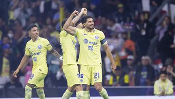 Henry Martín festeja un gol con el América.