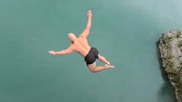 Ken Stornes saltando desde un acantilado en la disciplina Death Diving, realizando el r&eacute;cord del mundo de esta disciplina (31,2 metros), con los brazos abiertos y todav&iacute;a a una cierta distancia del agua. El 21 de agosto del 2021 en Oslo (Noruega).