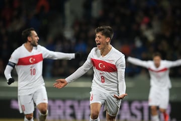 Güler celebra el gol que marcó a Islandia con Turquía.