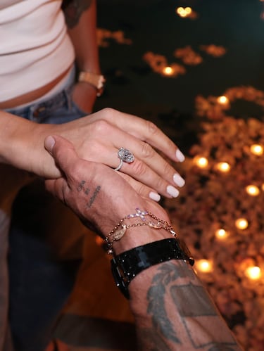 Frangulis le pidió matrimonio en una romántica escena al aire libre rodeada de flores blancas y velas. Sabalenka compartió el video en su Instagram con el mensaje: "Tú y yo, por siempre".
