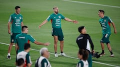 Soccer Football - FIFA World Cup Qatar 2022 - Mexico Training - Al Khor SC Stadium, Al Khor, Qatar - November 19, 2022 Mexico's Hector Herrera with Raul Jimenez and teammates during training REUTERS/John Sibley