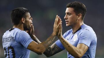 Giménez es felicitado por Urretaviscaya tras marcar con Uruguay.