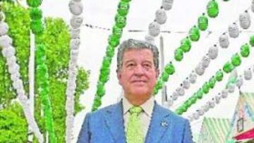 <b>FELIZ. </b>José León está viviendo intensamente la Feria de Abril de 2007 que homenajea el Centenario verdiblanco.