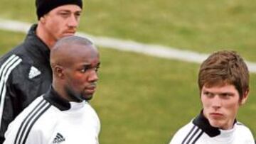 <b>QUIERE A LOS DOS. </b>El Madrid irá hasta el final para conseguir que Lass y Huntelaar puedan ser inscritos en la Champions.