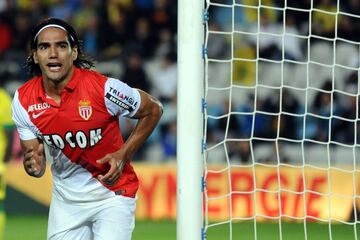 Radamel Falcao tras dos grandes temporadas con el Atl¨¦tico de Madrid fich¨® por el M¨®naco por 45 millones de euros con un sueldo de 14 millones netos por temporada. Al no recuperar su juego tras una grave lesi¨®n de rodilla el conjunto monegasco le cedi¨® al Manchester United y actualmente al Chelsea.