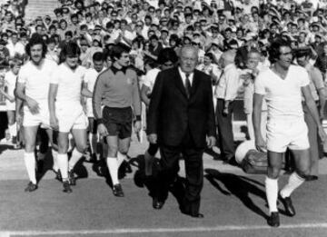 Bernabéu saliendo al terreno de juego seguido por los jugadores del Real Madrid Miguel Ángel, Camacho, Del Bosque y Pirri