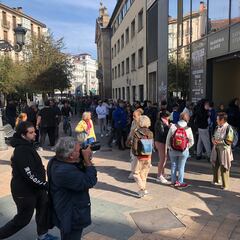 Largas colas en la tienda para conseguir entradas para Burgos