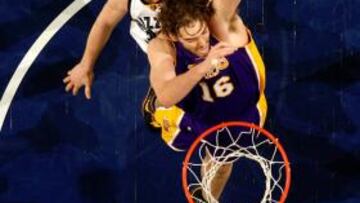 <b>GASOL VS. GASOL. </b>Marc Gasol, de blanco, va al rebote contra Pau, con camiseta de color púrpura.