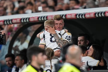 El homenaje en el minuto 86. Ancelotti retira a Kroos del campo y el Bernabéu, en pie, rinde honores al jugador alemán. En la imagen, Toni visiblemente emocionado abraza a uno de sus hijos.