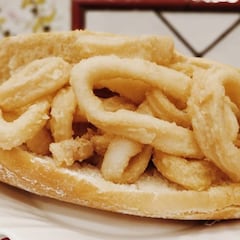 Un cocinero ataca al bocadillo de calamares de Plaza Mayor y apunta: “Un turista no se puede ir con esa idea”