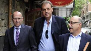 <b>MES Y MEDIO DE REUNIONES. </b>Bladé (Barça), Sánchez (Madrid) y García (Unicaja), en un cita previa.