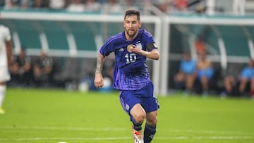 MIAMI GARDENS, FLORIDA - SEPTEMBER 23: Forward Lionel Messi #10 of Argentina runs with the ball during the international friendly match between Honduras and Argentina at Hard Rock Stadium on September 23, 2022 in Miami Gardens, Florida.   Eric Espada/Getty Images/AFP