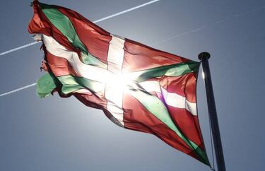Referee threatens to send players off for speaking Basque