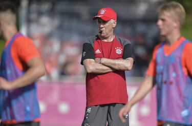 Un año después de salir del Real Madrid, Ancelotti completó el repóker de entrenar en las cinco principales ligas europeas, convirtiéndose en el primer técnico (y único hasta el momento) que dirige a equipos en las cinco. Su etapa acabó prematuramente y fue destituido tras disputarse las seis primeras jornadas de su segunda campaña y perder 3-0 con el PSG en Champions. Sumó 29 victorias, 8 empates y 3 derrotas en los 40 partidos que dirigió en la Bundesliga. Consiguió dos Supercopas de Alemania y un título de Liga.