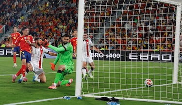 1-0. Gran centro de Pedri a la espalda de la defensa de Georgia para Robin Le Normand. El defensa de la Selección asiste a Yeremy Pino, que solo tiene que empujar el balón al fondo de la portería de Giorgi Mamadarshvili.