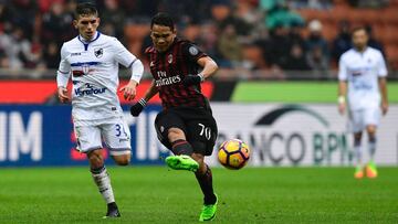 Carlos Bacca se enfadó cuando Vincenzo Montella le cambió por Lapadula.