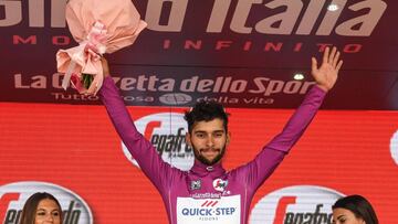 RES01 ALBEROBELLO (ITALIA), 12/05/2017.- El ciclista colombiano Fernando Gaviria del Quick-Step Floors con el maillot de la regularidad en el podio tras la s&eacute;ptima etapa del Giro con final en Alberobello, Italia hoy 12 de mayo de 2017. EFE/Alessandro Di Meo