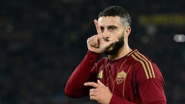 Mario Hermoso celebra el tercer gol de la AS Roma.