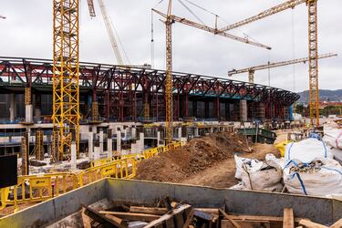 El regreso al nuevo Camp Nou, según el propio club catalán, está a la vuelta de la esquina. Las últimas instantáneas del avance de las obras muestras la construcción del anillo exterior del estadio.
