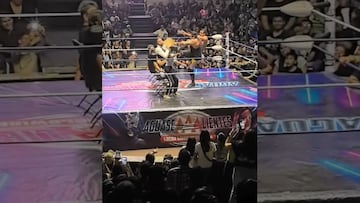 Mujer es agredida por Alberto del Río en función de lucha libre